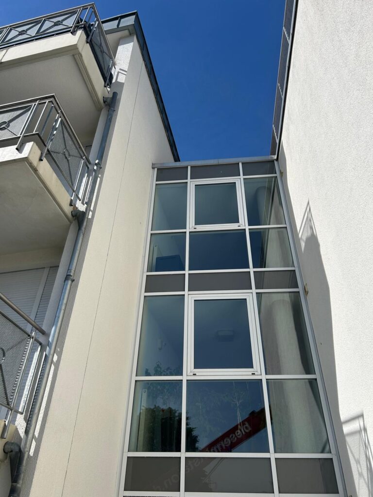 Fassadenreinigung - Hausfassade mit Fensterfront