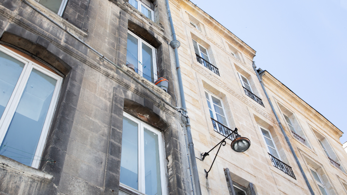 Was ist besser? Fassadenreinigung oder Anstrich? Hausfassade, halb gereinigt