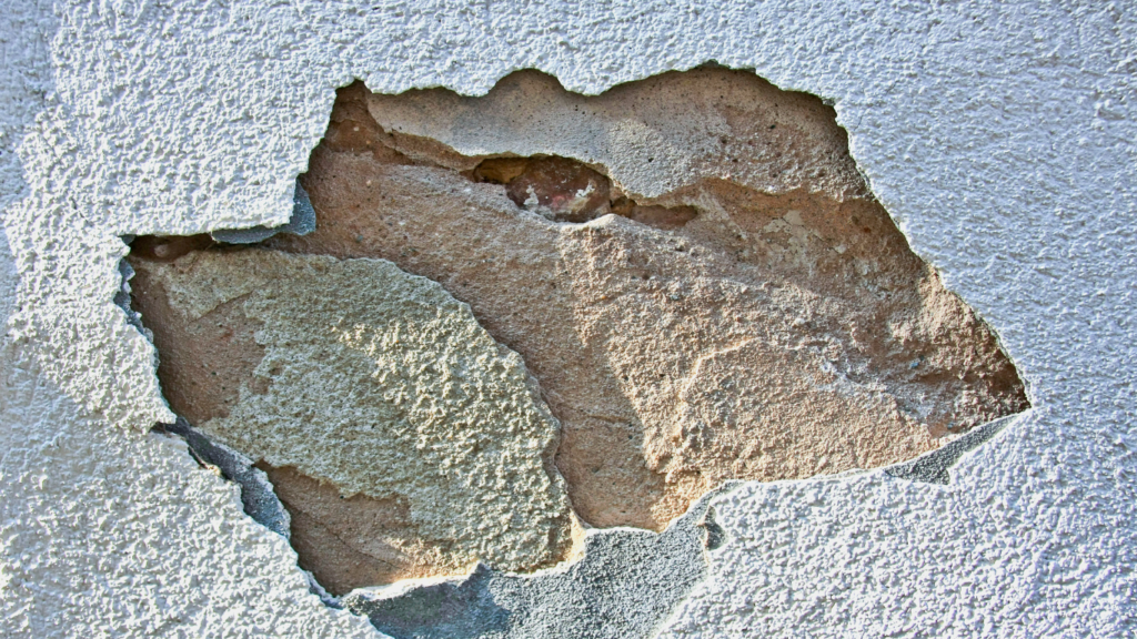 Fassadenreinigung oder Anstrich - beschädigter Putz