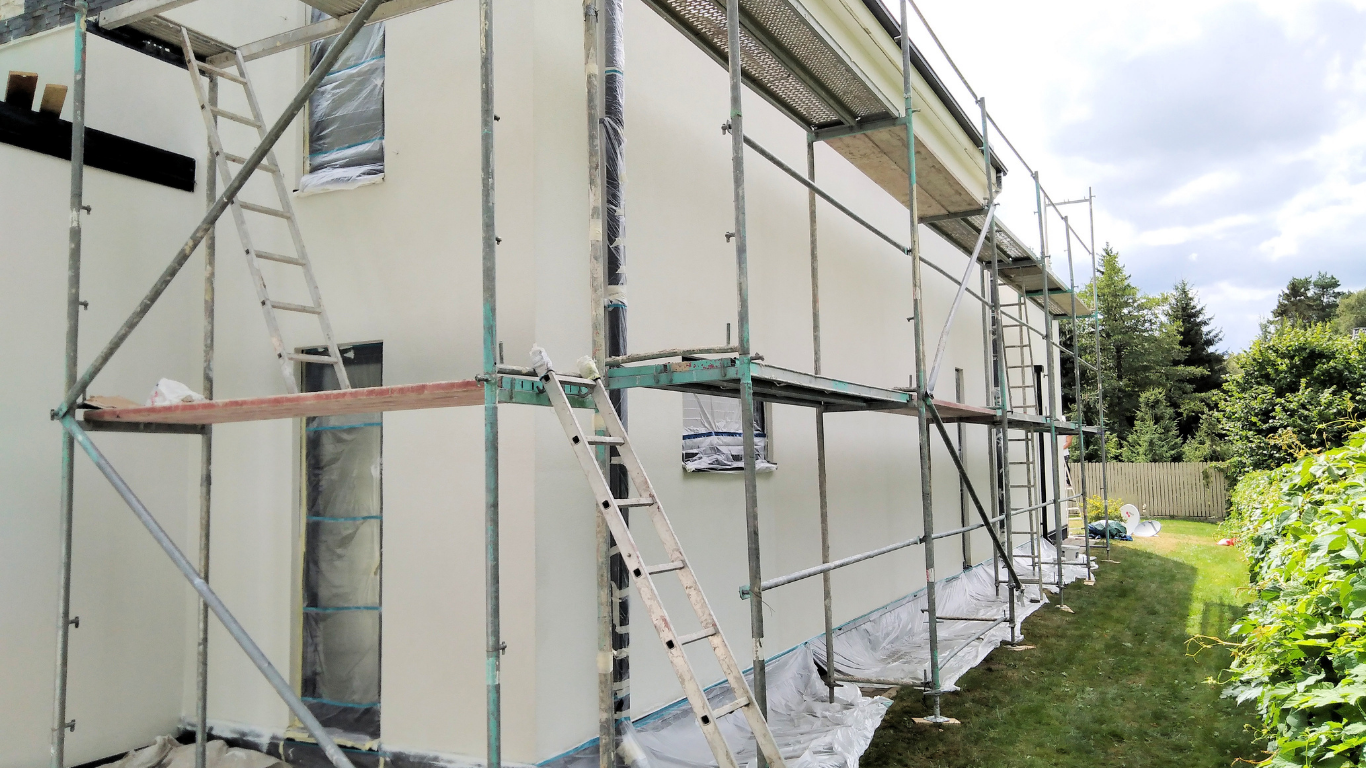 Fassadenreinigung oder Neuanstrich - was lohnt sich?